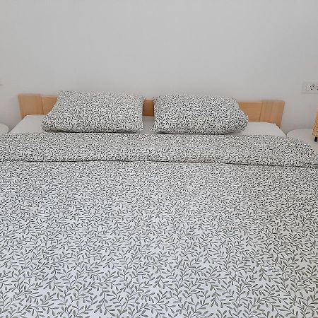 Green Bee Apartment Лесце Екстериор снимка
