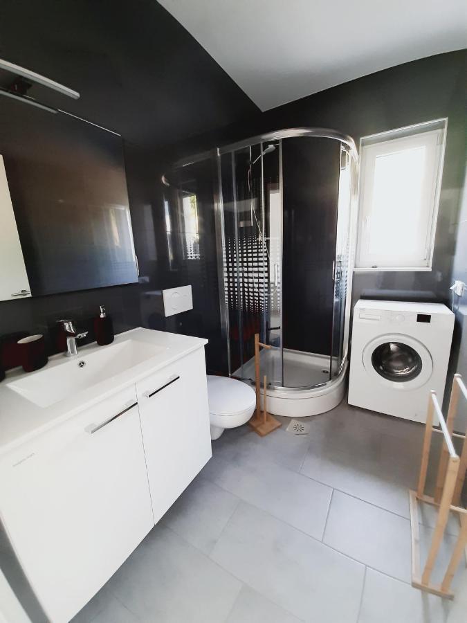 Green Bee Apartment Лесце Екстериор снимка
