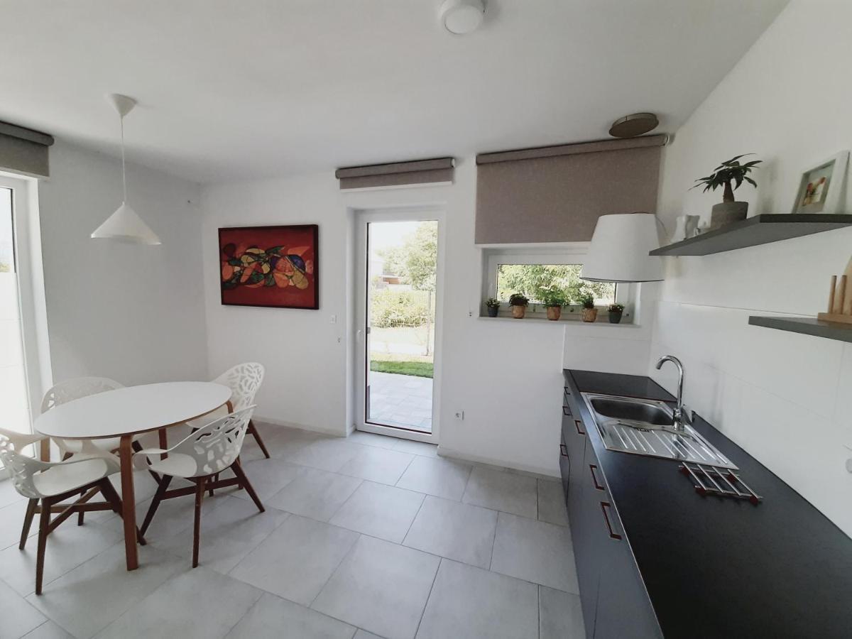Green Bee Apartment Лесце Екстериор снимка