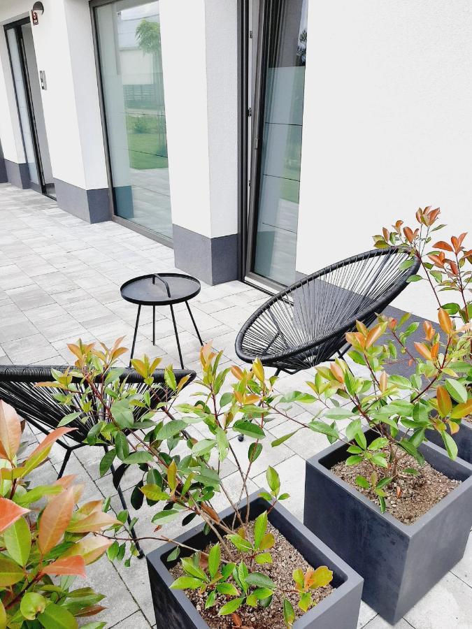 Green Bee Apartment Лесце Екстериор снимка